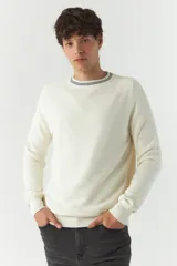 Sweater liso color crudo de algodón, con escote redondo y costuras a contratono.