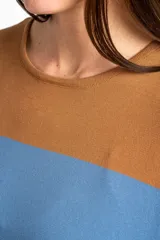 Vestido midi de punto con diseño de rayas horizontales en tonos marrón, azul y beige. Presenta cuello redondo, mangas cortas y un corte recto con aberturas laterales en el ruedo.