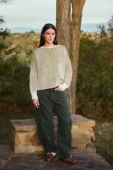Pantalón de jean estilo baggy con pierna recta y ancha. Presenta bolsillos cargo laterales, cortes envivados y bordado del logo en la parte trasera.