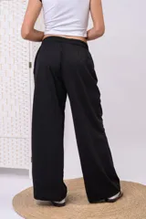 Pantalón jogging de pierna ancha y corte recto color marrón, confeccionado en algodón premium con cintura elastizada y caída amplia.
