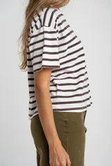 Remera de corte oversize con diseño de rayas horizontales, confeccionada en algodón lavado de textura suave y resistente.