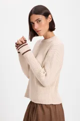 Sweater de punto acanalado tipo morley, color chocolate, con cuello a la base y mangas largas con abertura para el pulgar.