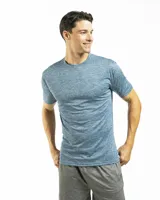 Remera deportiva gris oscuro de poliéster y spandex, de manga corta y cuello redondo.