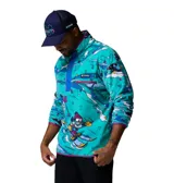 Polar Columbia de cuello alto con cierre frontal de botones a presión, manga larga, bolsillo con cremallera en el pecho y diseño estampado inspirado en Mickey Mouse esquiando sobre fondo turquesa.