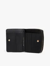 Billetera pequeña de color negro con cierre de cremallera perimetral y textura de monograma TH en relieve. Presenta una insignia metálica dorada con el logo TH en el frente.