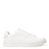 Championes blancos de cuero sintético, acordonados y con suela chata.