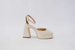 Zapatos de tacón con plataforma, color rojo, con correa al tobillo y hebilla redonda.