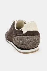 Championes deportivos estilo running en tonos marrones y beige, con detalles en contraste de color y suela a contraste. Cierre mediante cordones y punta redonda.