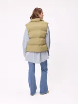 Chaleco puffer negro con cierre frontal, cuello alto y logo de la marca bordado en el pecho.