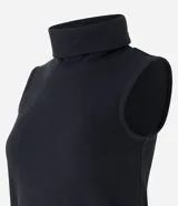 Blusa sin mangas de punto color negro, con cuello alto y superficie lisa.