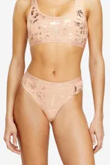 Tanga de algodón elástico color salmón con estampado metalizado efecto foil dorado y cintura elástica con logo de la marca Diesel.