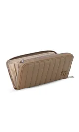 Billetera de dama en símil cuero color negro, de diseño acolchado con costuras verticales que forman relieves y cierre perimetral. Incluye monograma en la esquina inferior y viene con caja de presentación estampada.