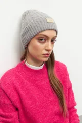 Gorro de lana tejido en ochos con vuelta acanalada y parche frontal con logo de la marca Daniel Cassin.