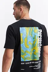 Remera de manga corta color beige con cuello redondo y estampado grande en la espalda. El estampado incluye un gráfico abstracto en tonos naranjas y morados, la palabra "Persistence" en vertical y un texto motivacional debajo.