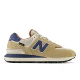 Championes urbanos New Balance modelo 574, color beige con detalles en azul y marrón, confeccionados en gamuza y malla, con logo "N" característico en los laterales y entresuela ENCAP.
