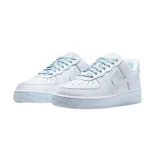 Championes Nike Air Force 1 07 Premium de corte bajo, color blanco con acabado mate y suela con efecto moteado. Presenta el diseño icónico de la marca con el logo Swoosh lateral y detalles perforados en la puntera.