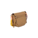Cartera tipo bandolera negra de formato compacto, con solapa frontal, líneas curvas y correa de hombro tejida multicolor en tonos turquesa y fucsia.