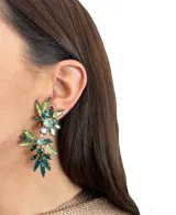 Aros colgantes hechos a mano con cristales Swarovski verdes y celestes, engarzados en bronce con baño de plata. Se ajustan con clip.