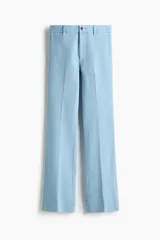 Jean acampanado de denim suave en color celeste, con tiro alto, cierre frontal con botón y bolsillos traseros.