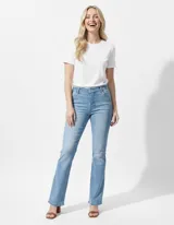 Jean elastizado de tiro medio, color celeste claro, con pierna recta y efecto levemente desgastado. Presenta bolsillos delanteros inclinados y bolsillos traseros simulados.