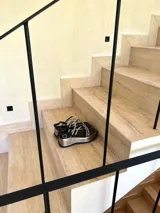 Sandalias marrones de plataforma con tiras finas cruzadas y hebilla ajustable en el tobillo.