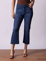 Pantalón jean azul oscuro, tiro alto, corte recto y terminación bootcut. Tiene bolsillos delanteros y traseros, pretina con pasadores, botón y cierre. Aplique de tachas en los laterales.