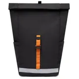 Mochila color beige con cierre superior enrollable, asa de mano negra y correa de ajuste frontal naranja.