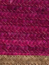 Sobre de mano tipo clutch, confeccionado en fibras naturales color beige con borde tejido en color celeste.