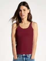 Musculosa de tejido acanalado en color celeste, con escote redondo y corte ajustado al cuerpo.