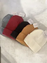 Gorro tipo beanie de punto acanalado con doblez en el borde, confeccionado en tejido suave y elástico.
