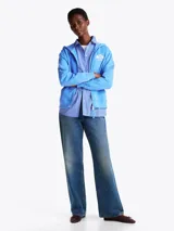 Buzo con capucha celeste de Tommy Hilfiger, con cierre de cremallera, bolsillos tipo canguro, puños y bajo de punto canalé. Logo de Tommy Hilfiger bordado en el pecho y en el ribete de la manga.