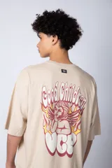 Remera blanca de corte oversize con mangas cortas y cuello redondo. Estampado pequeño en el frente con letras verdes.