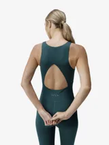 Mono largo deportivo de sujeción media-alta, color negro, con escote redondo y cierre frontal. Presenta diseño sin mangas, espalda abierta para mayor transpirabilidad y tejido compresivo en la cintura.