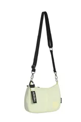 Bandolera color amarillo con correa negra ajustable y parche con forma de corazón.