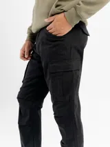 Pantalon cargo negro de corte recto con bolsillos laterales tipo cargo con solapa y costuras reforzadas en las rodillas.