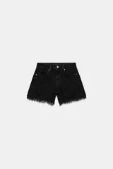 Shorts de denim negro de tiro alto con cinco bolsillos, cierre frontal con cremallera y botón, y detalle de encaje en el bajo.