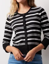 Cardigan tejido en hilado fino, marca Cable & Gauge, con rayas horizontales negras y blancas. Tiene abertura central con botones y cuello redondo.