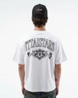 Remera blanca de manga corta, corte holgado, con estampa en la espalda que incluye texto y escudo heráldico en negro.