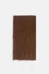 Pashmina marrón de textura rústica y ligera, con acabado de flecos cortos en los extremos.