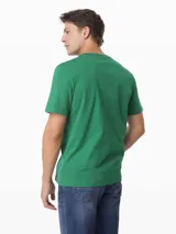 Remera de manga corta Tommy Hilfiger, color verde, con cuello redondo y estampado gráfico en el pecho con el nombre de la marca y el año de fundación en números romanos.