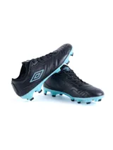 Championes de fútbol Umbro Speed HG, color negro con detalles en celeste. Capellada de cuero y flyknit, suela de TPU y plantilla de EVA y mesh.