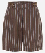 Short de corte recto confeccionado en viscolino con diseño de rayas verticales, cintura trasera con elástico, tapetas frontales con botones decorativos y bolsillos laterales.