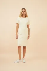 Vestido marrón de lana fina, corte a la rodilla, con mangas cortas y bolsillos laterales.