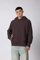 Buzo canguro oversize con efecto lavado desgastado, confeccionado en friza pesada. Presenta diseño con recortes, capucha, bolsillo frontal tipo canguro y puños acanalados.
