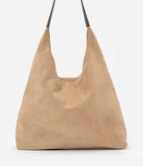 Cartera tipo hobo de gran tamaño confeccionada en material sintético efecto gamuza color tostado. Presenta una estructura flexible, asa única en tono contrastante y cierre mediante botón a presión.