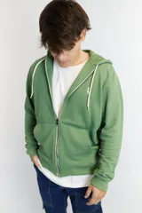 Campera verde con capucha y cierre frontal.
