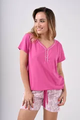 Pijama de manga corta compuesto por una remera lisa de color fucsia con escote en V y botonera frontal decorada con ribete estampado, y un short estampado con diseño botánico.