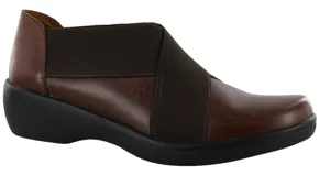 Zapatos casuales de mujer con diseño tipo slip-on, confeccionados en cuero marrón con paneles laterales elásticos en color marrón oscuro. Presentan una suela de goma negra con plataforma baja y un pequeño logo grabado en el lateral.