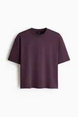Remera de algodón en punto liviano, de color bordó, con diseño boxy, hombros caídos, cuello redondo acanalado y corte oversized.