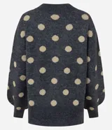 Suéter gris oscuro de punto con lunares beige, cuello redondo, mangas largas abullonadas y puños ajustados.